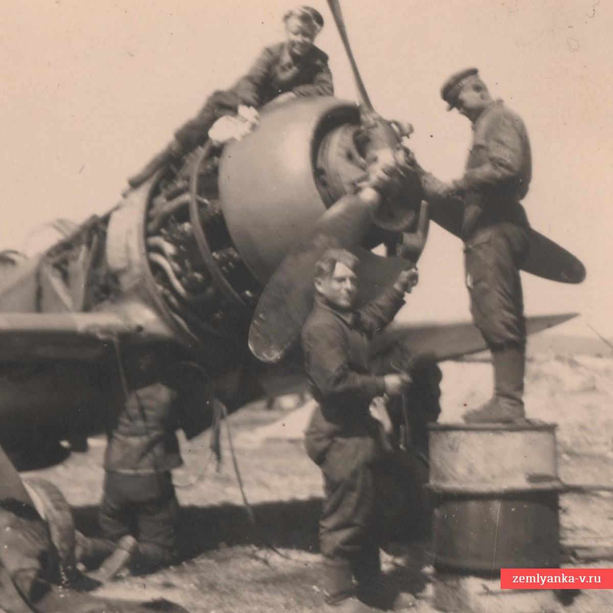 Фото военных техников ВВС РККА у самолета