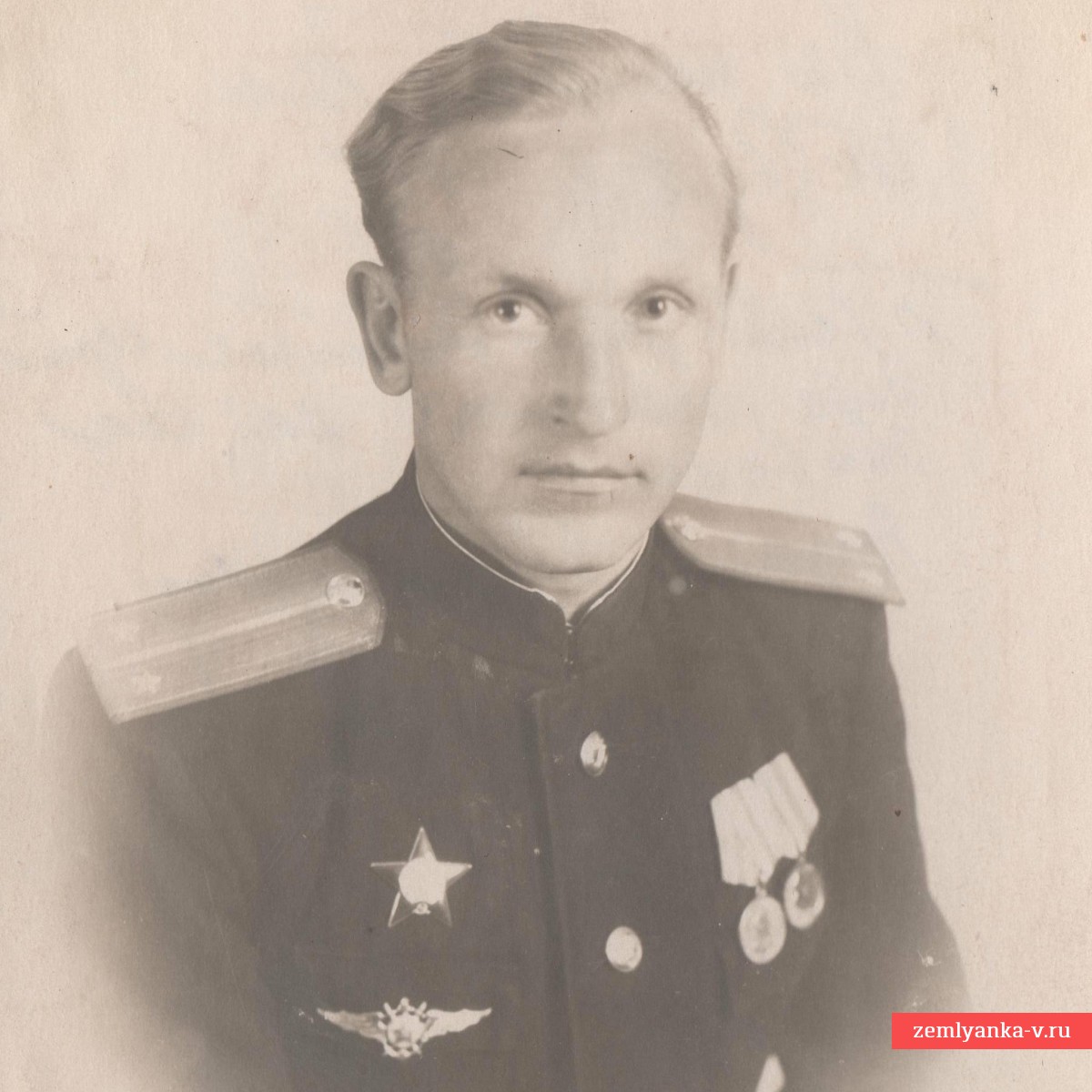 Портретное фото лейтенанта ВВС со знаком пилота морской авиации