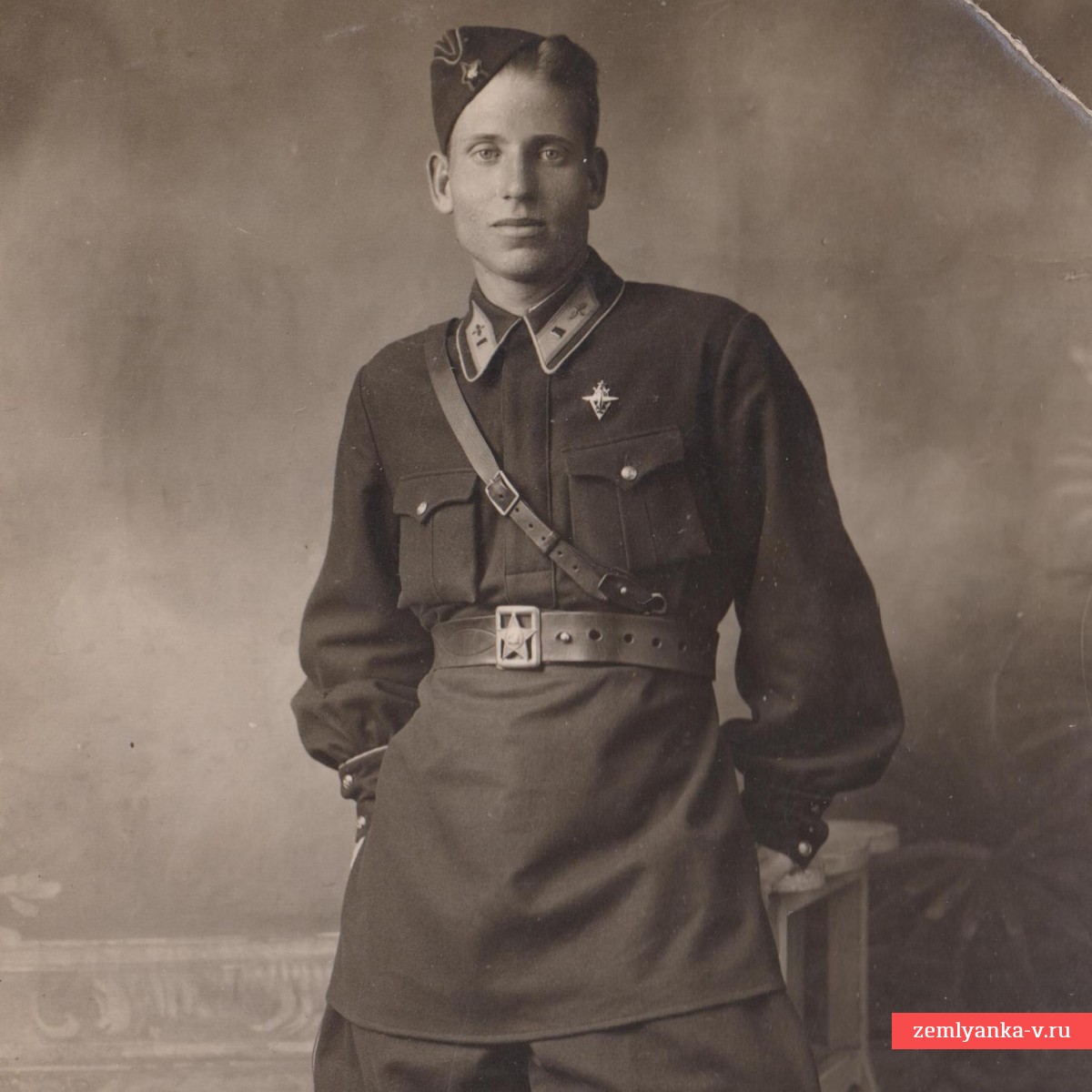 Фото мл. лейтенанта ВВС РККА со знаком об окончании летного училища обр. 1938 г.