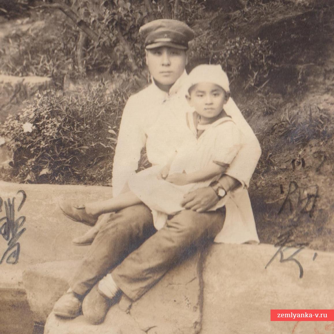 Портетное фото японского солдата с ребенком