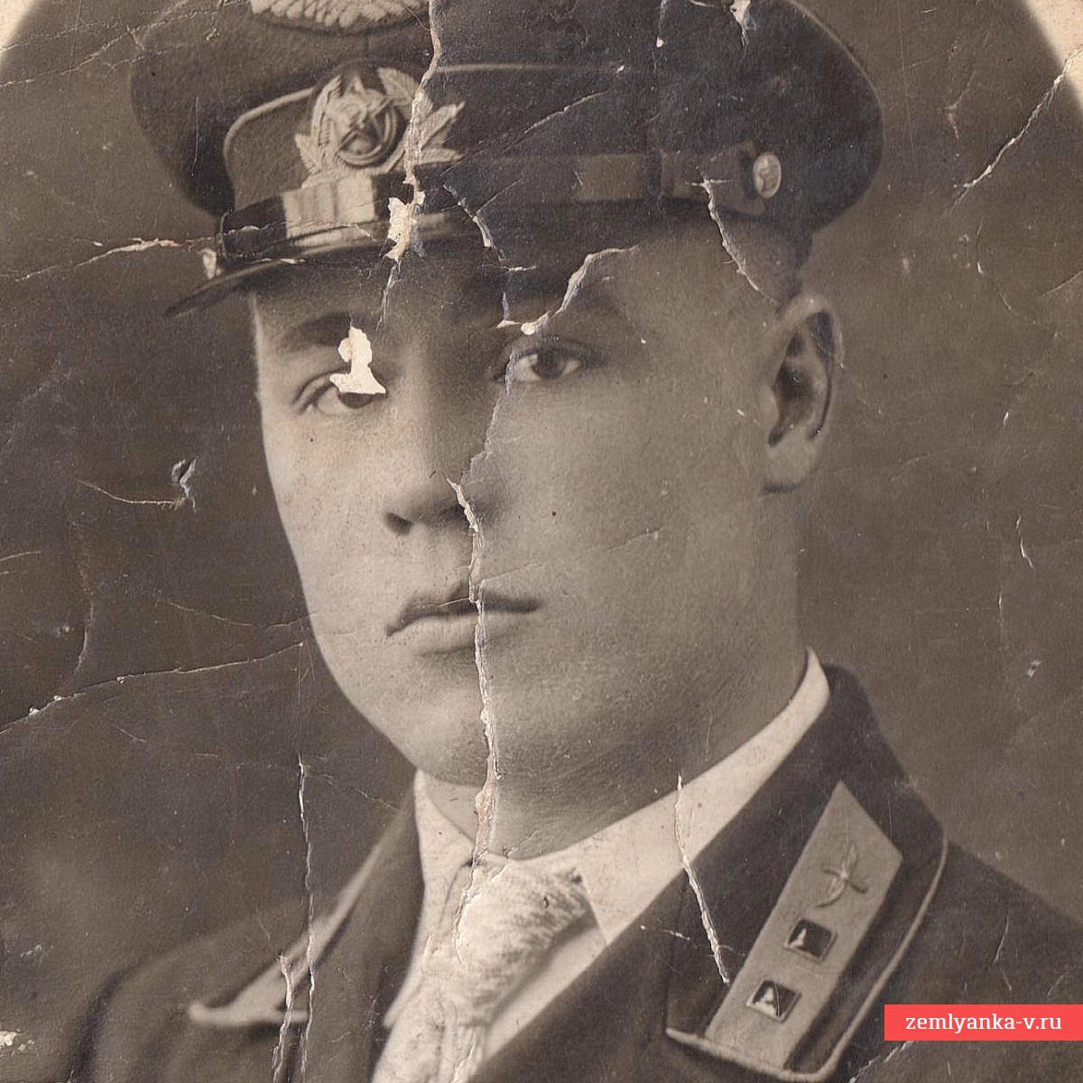 Фото лейтенанта ВВС РККА со знаком об окончании летного училища обр. 1938 года