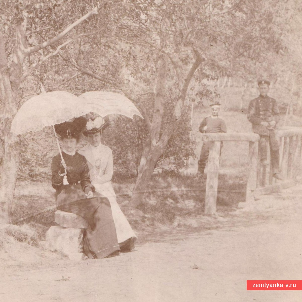 Фото дам в окружении солдата и офицера РИА