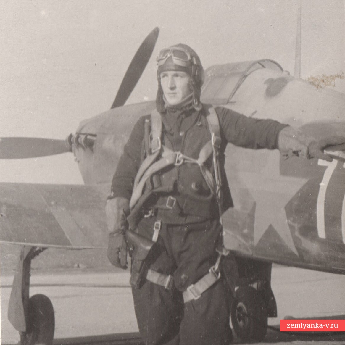 Фото капитана ВВС РККА П.Г. Сгибнева  – Героя Советского союза, на фоне самолета