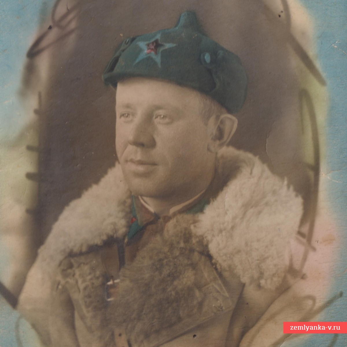 Цветное фото командира ВВС РККА в зимней бекеше и буденовке