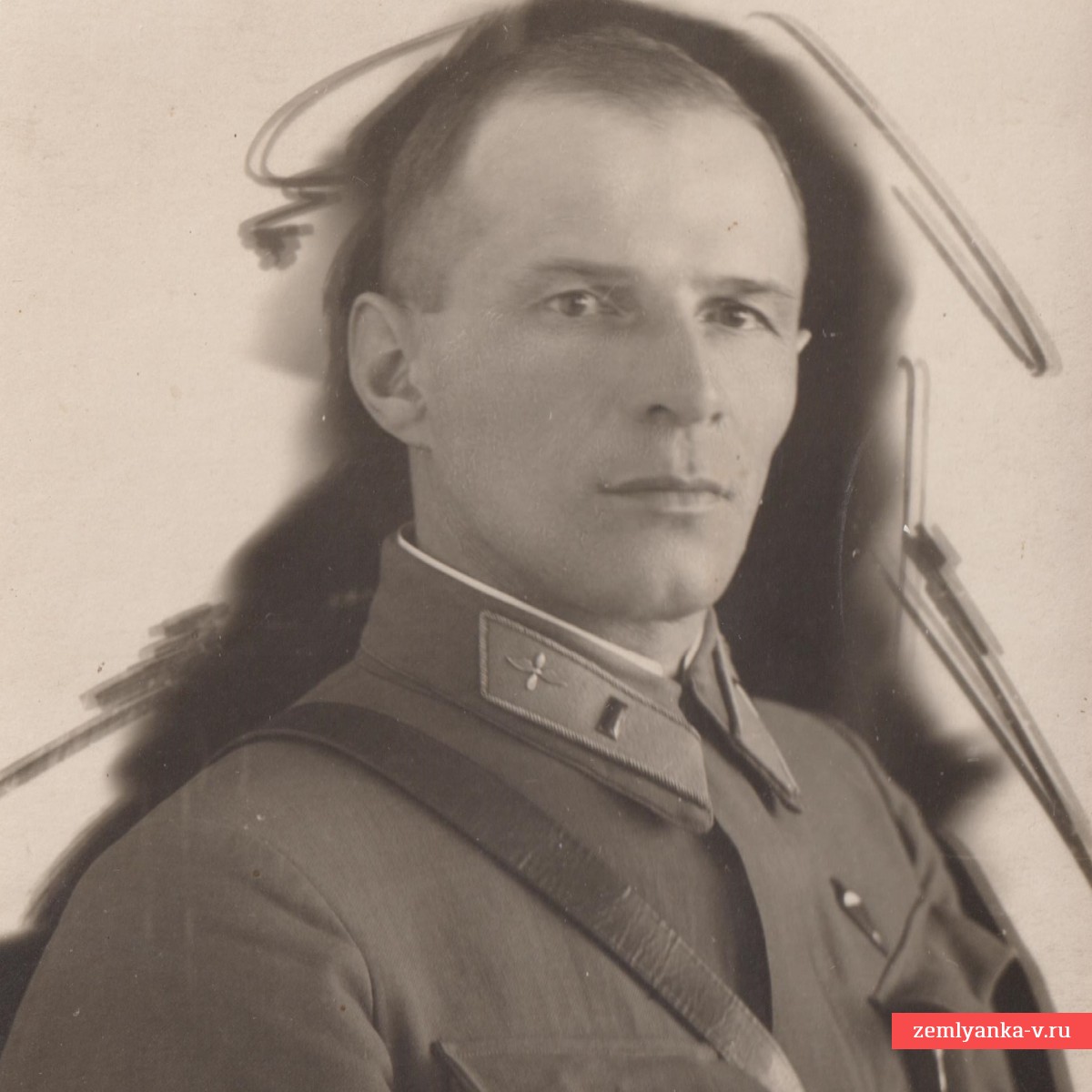 Фото капитана ВВС РККА со знаком парашютиста