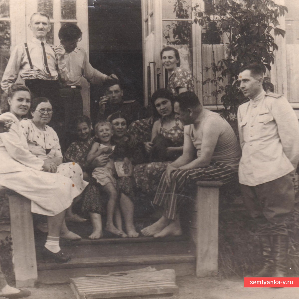 Фото маршала авиации Ф.Я. Фалалеева с домочадцами и ординарцами