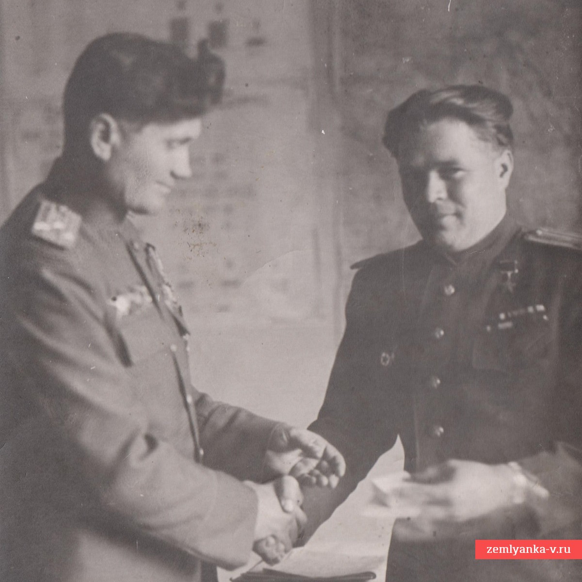 Фото вручения медали за освобождение Праги Герою Советского союза