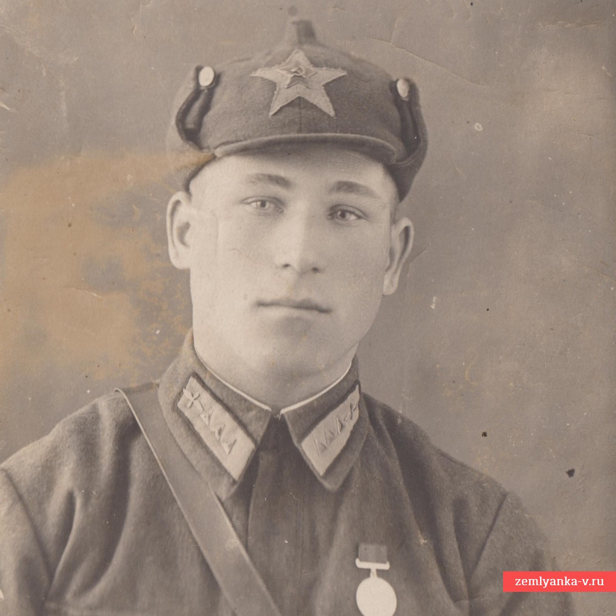 Фото ст. сержанта ВВС РККА с медалью "За отвагу"