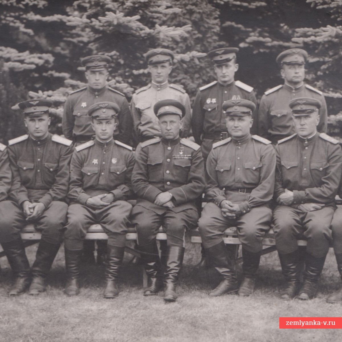 Фото Героя Советского союза А.А. Забалуева среди офицеров Красной армии