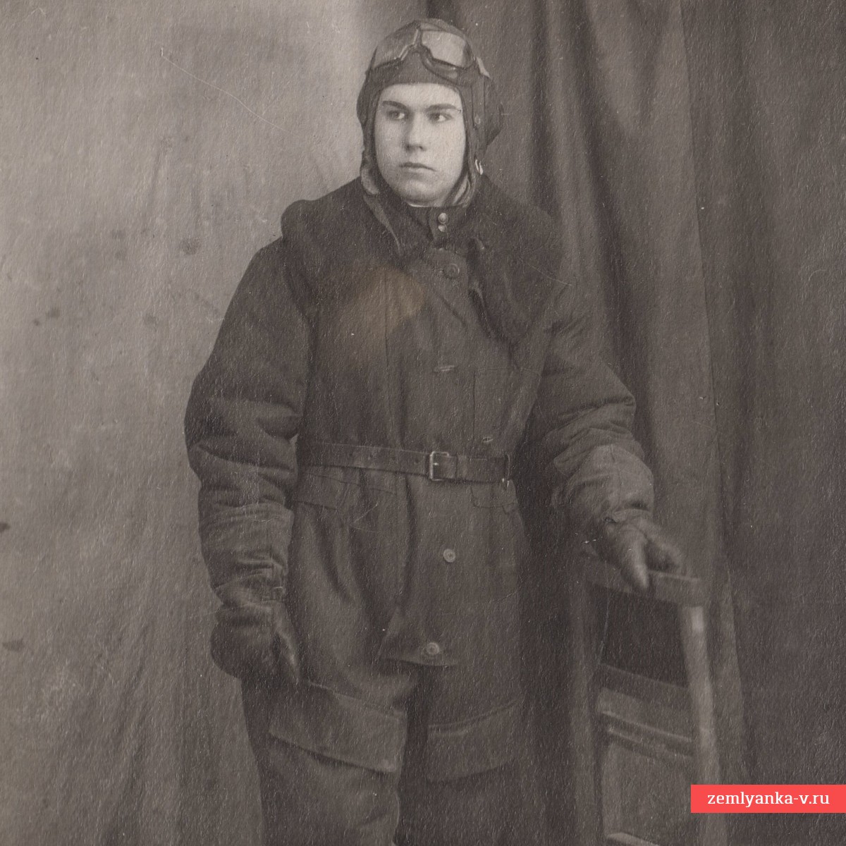 Большое фото летчика РККА в полетном обмундировании