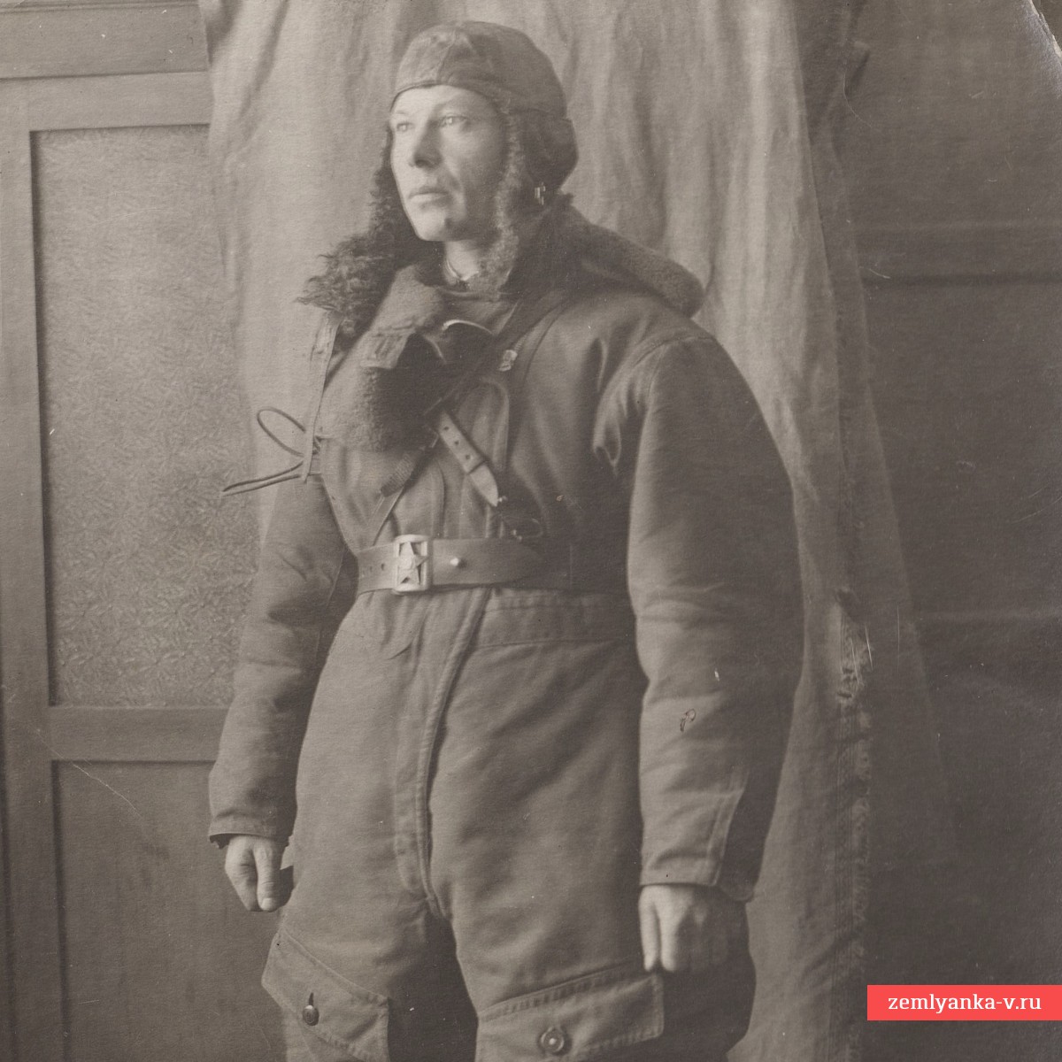 Большое фото летчика РККА в полетном обмундировании