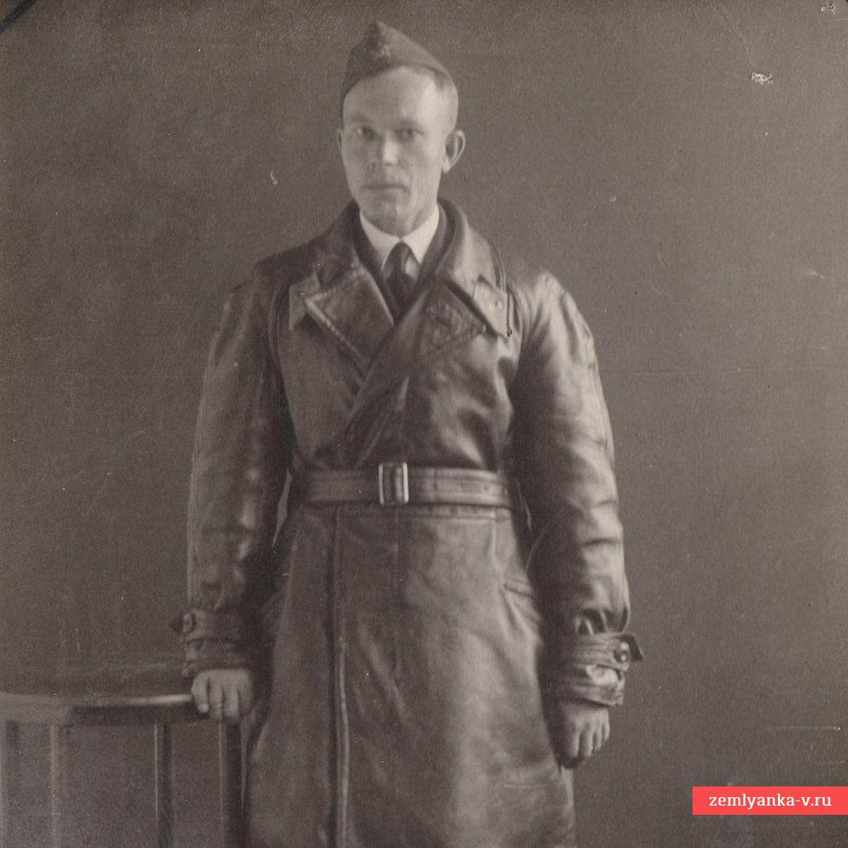 Фото лейтенанта ВВС РККА в кожаном плаще