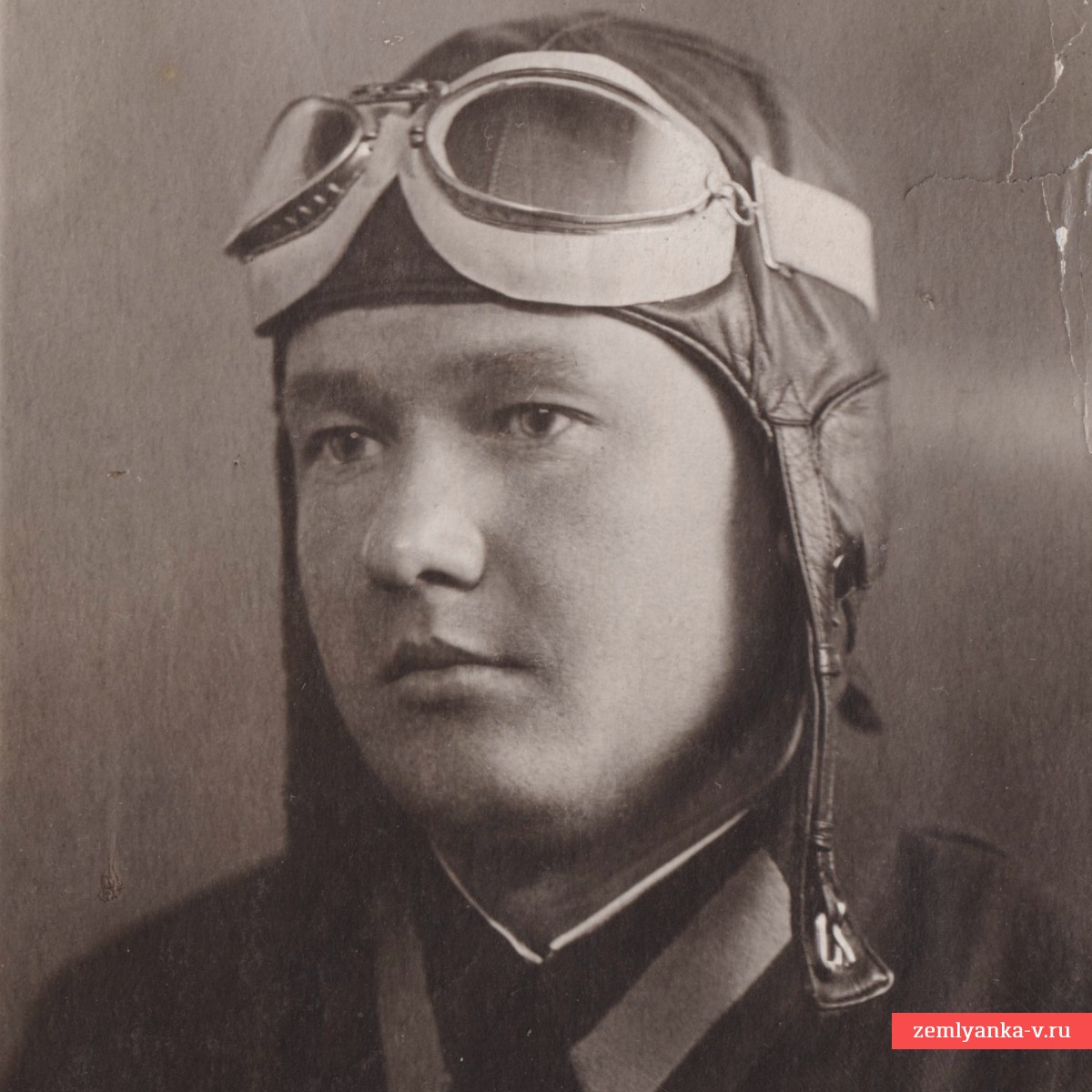 Фото летчика РККА в полетном летнем шлеме, 1939 г.