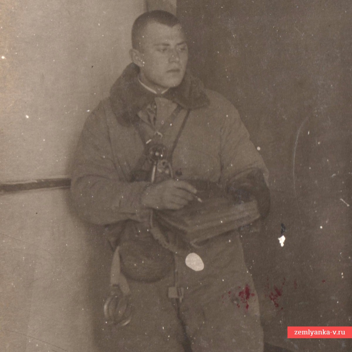 Фото летчика РККА в полетном обмундировании, 1942 г.