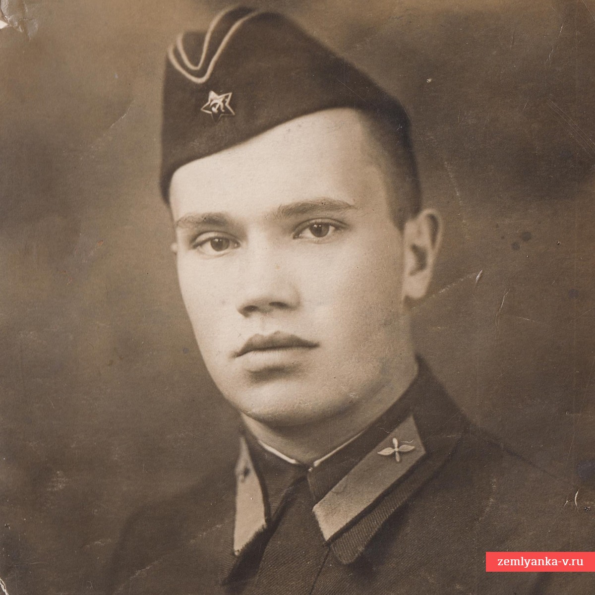 Фото курсанта одного из училищ ВВС РККА со знаком парашютиста