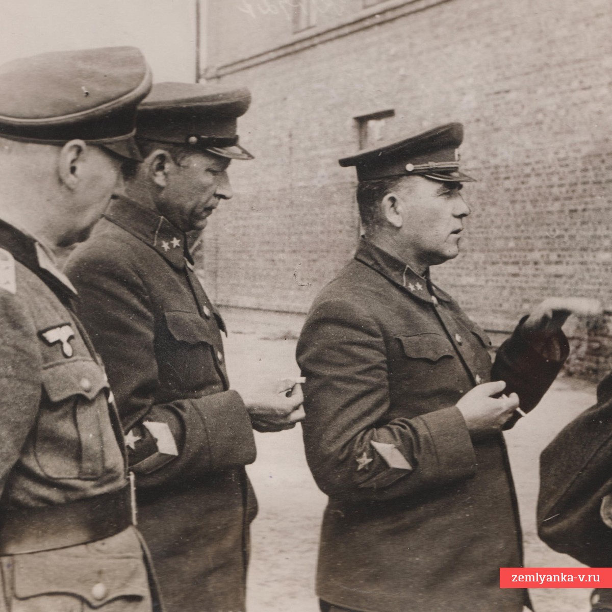 Пресс-фото пленных генералов РККА П. Понеделина и Н. Кириллова