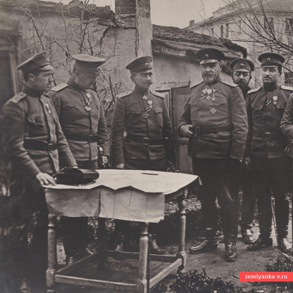 Пресс-фото болгарского генерала Г. Тодорова со своим штабом