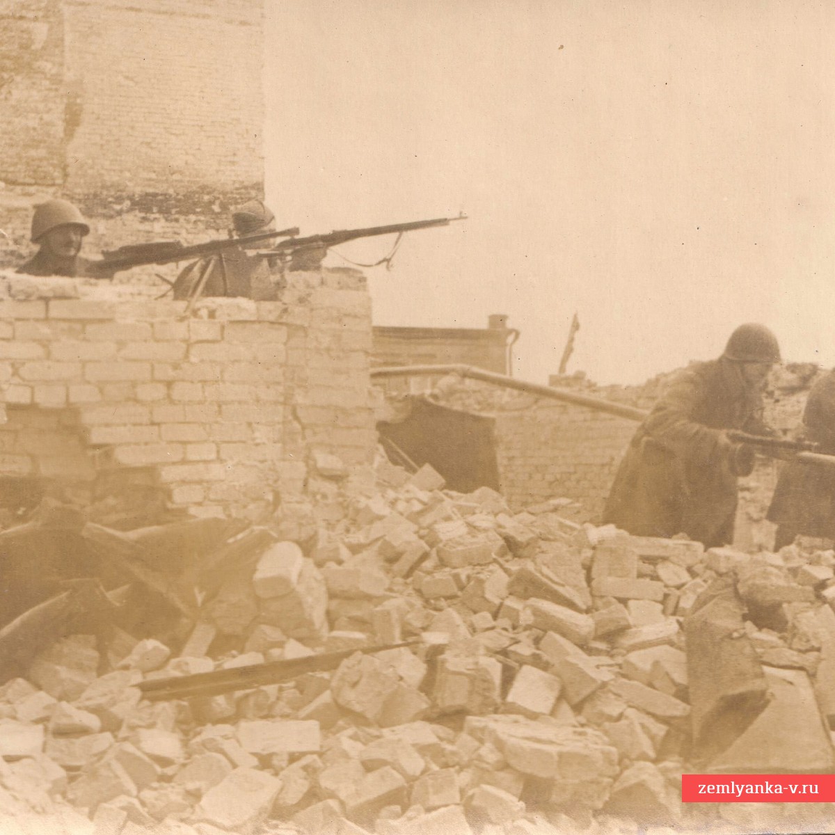 Фото штурмовой группы РККА на руинах здания