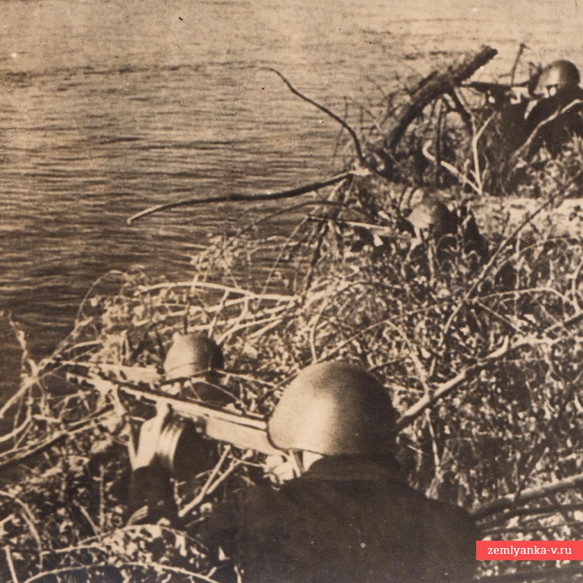 Фото бойцов РККА во время подготовки к переправе через реку