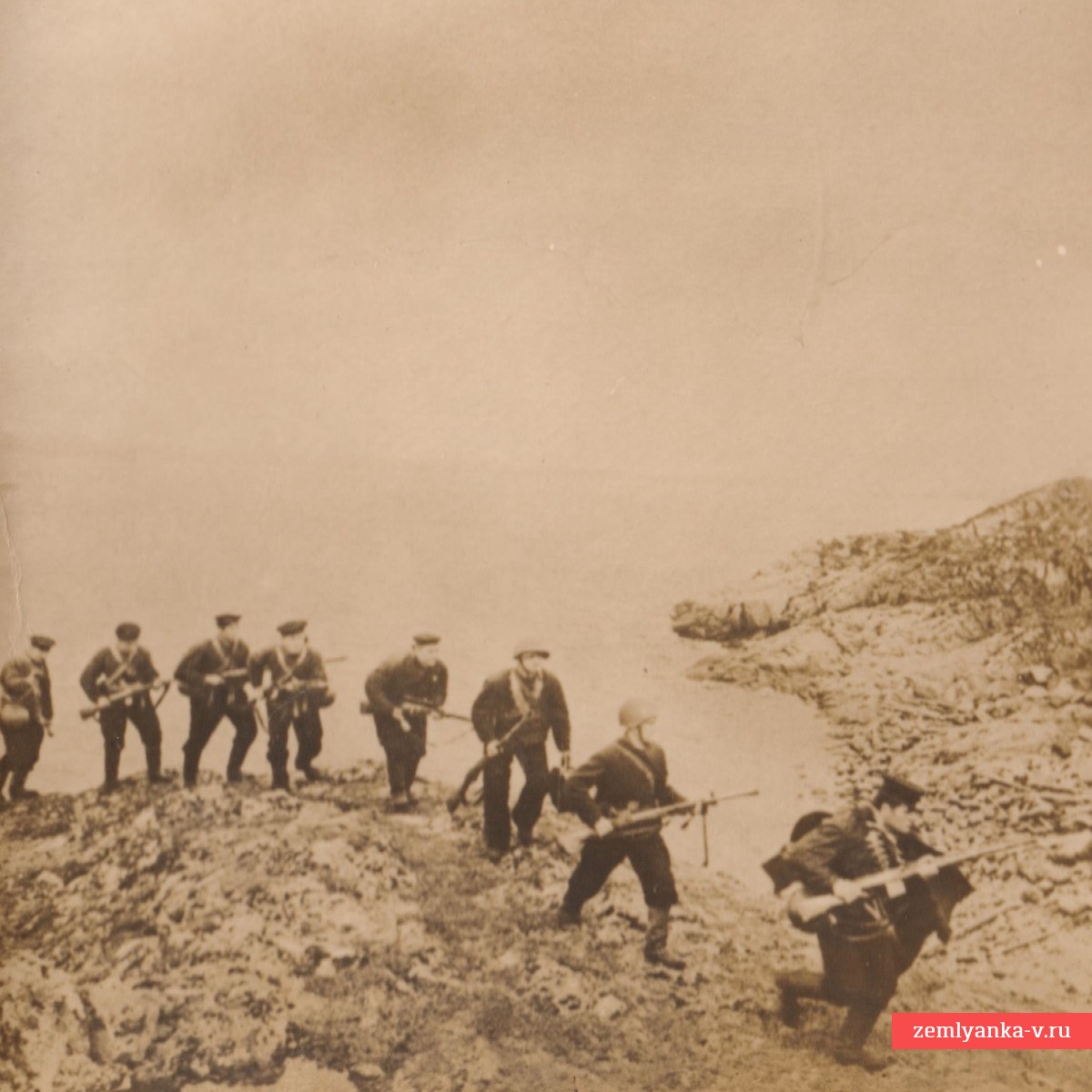 Фото десанта краснофлотцев РККФ на линии обороны р. Западная Лица