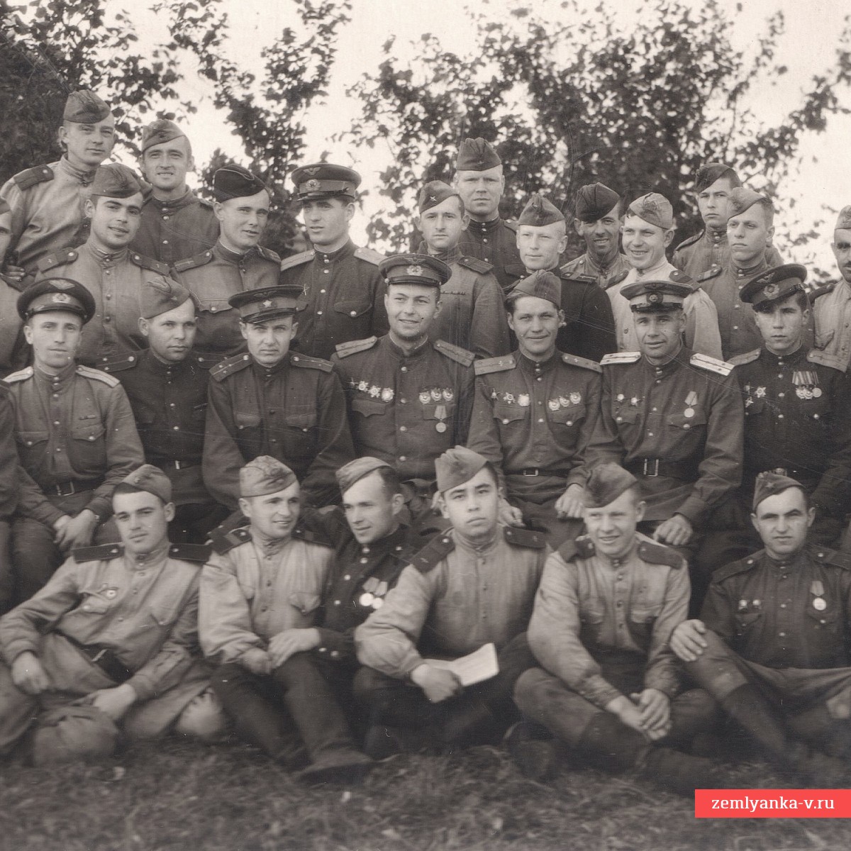 Фото орденоносцев- офицеров ВВС РККА, с солдатами, 1945 г.