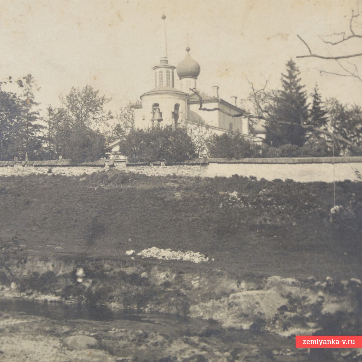 Открытка из серии «Псков»: «Мишарина гора. Церковь Иоанна Богослова»