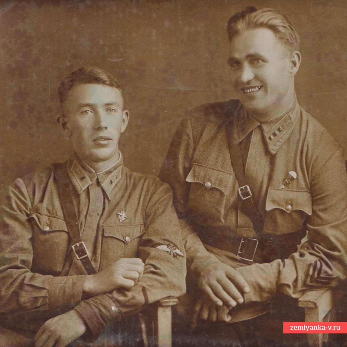 Фото лейтенантов ВВС РККА с редкими знаками на гимнастерках
