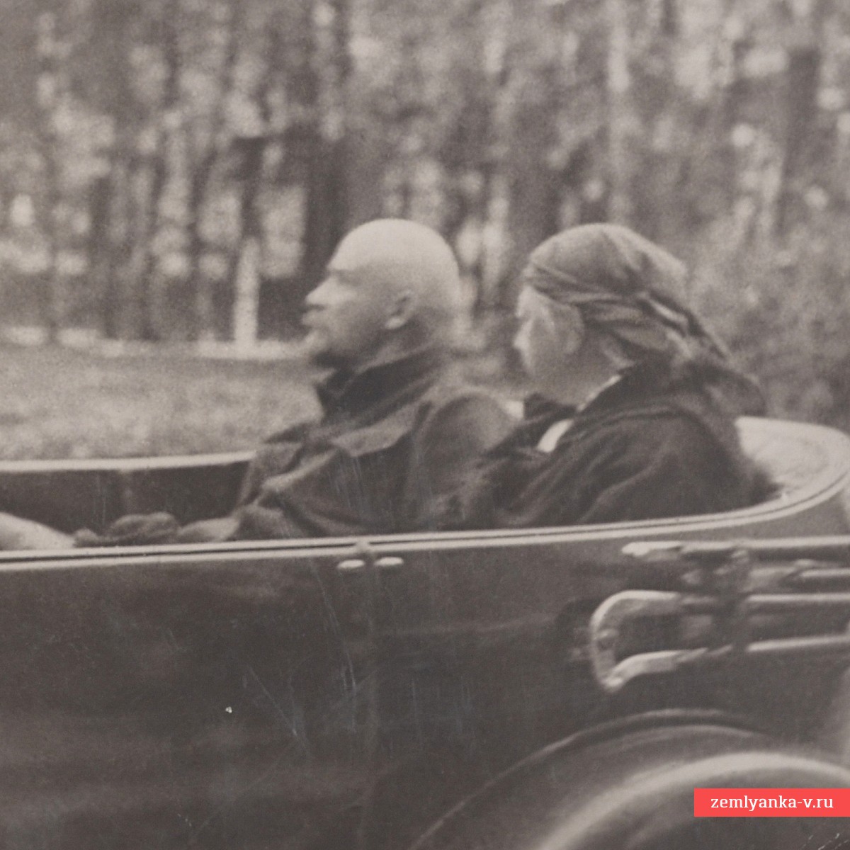 Большеформатное фото В. Ленина и Н. Крупской на пути из Горок в Москву