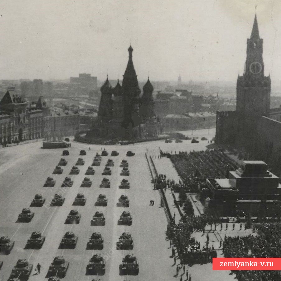 Фото ТАСС «Бронетанковые войска на параде на Красной площади», 1945 г.