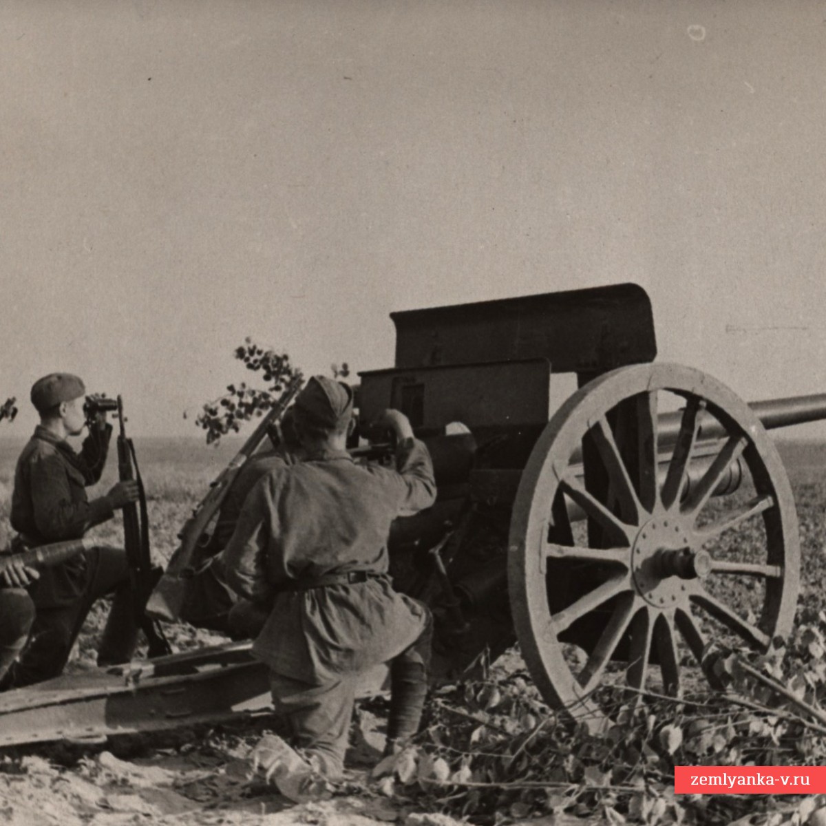 Фото ТАСС «Орудие ведет огонь по противнику», 1941 г.
