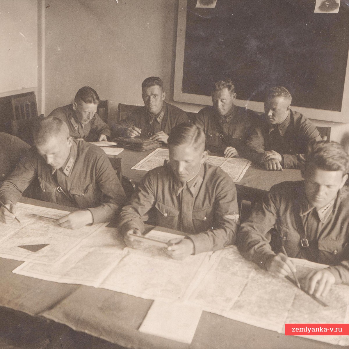 Фото лейтенантов ВВС РККА за изучением карт, 1937 г.