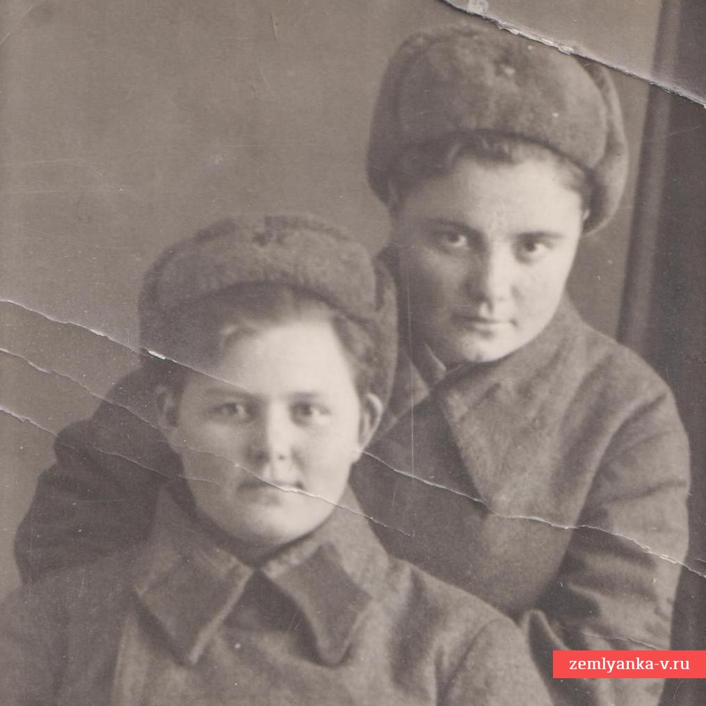 Фото девушек – рядовых РККА, 1942 г.