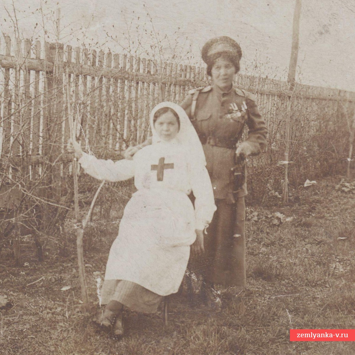 Фото сестры милосердия и женщины в форме офицера пехотного полка, с наградами