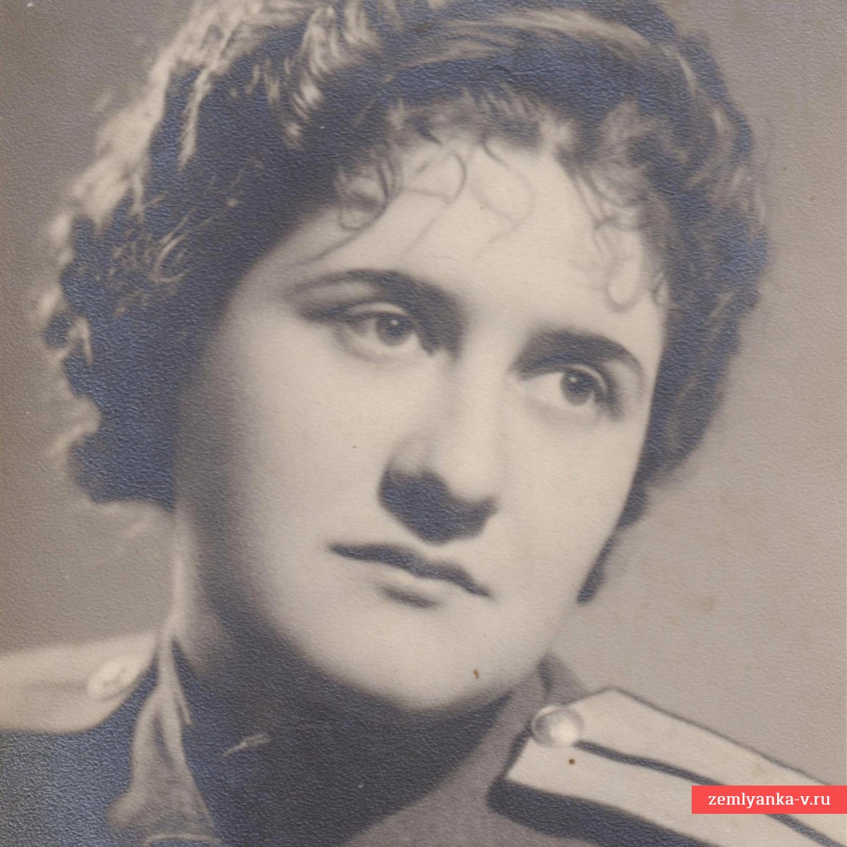 Портретное фото девушки – мл. лейтенанта связи РККА, 1945 г.
