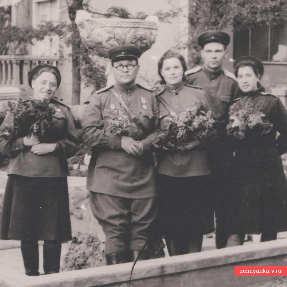 Фото ст. лейтенанта медицинской службы РККА Добровольской А.Н., с сослуживцами