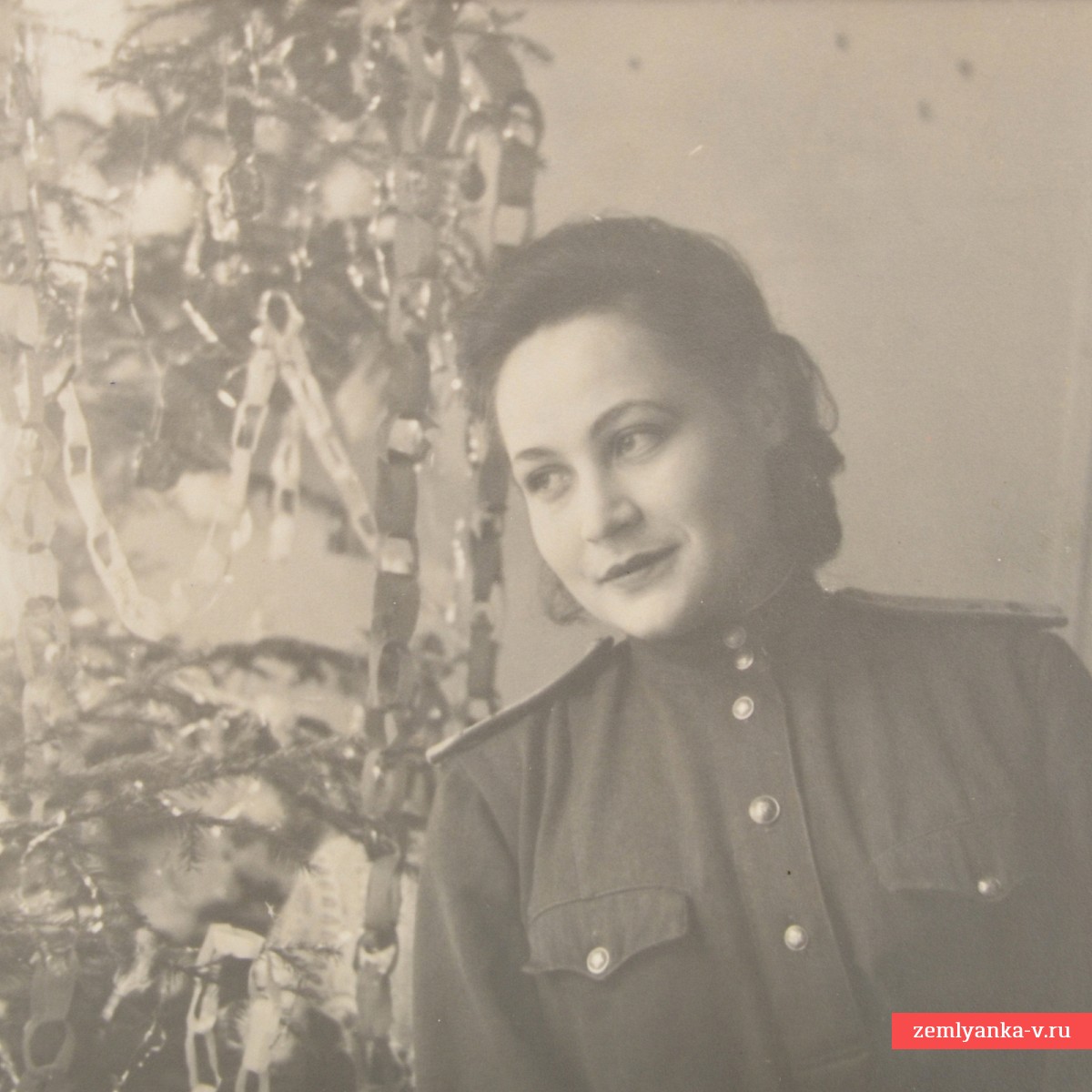 Фото ст. лейтенанта медицинской службы РККА Добровольской А.Н., у новогодней елки