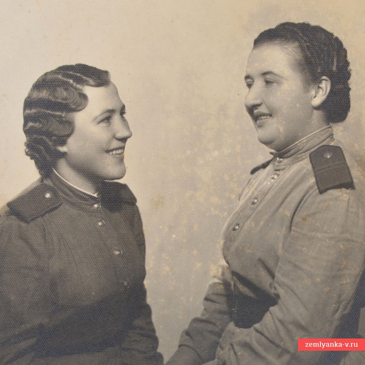 Фото девушек – рядовых службы связи РККА, 1945 г.