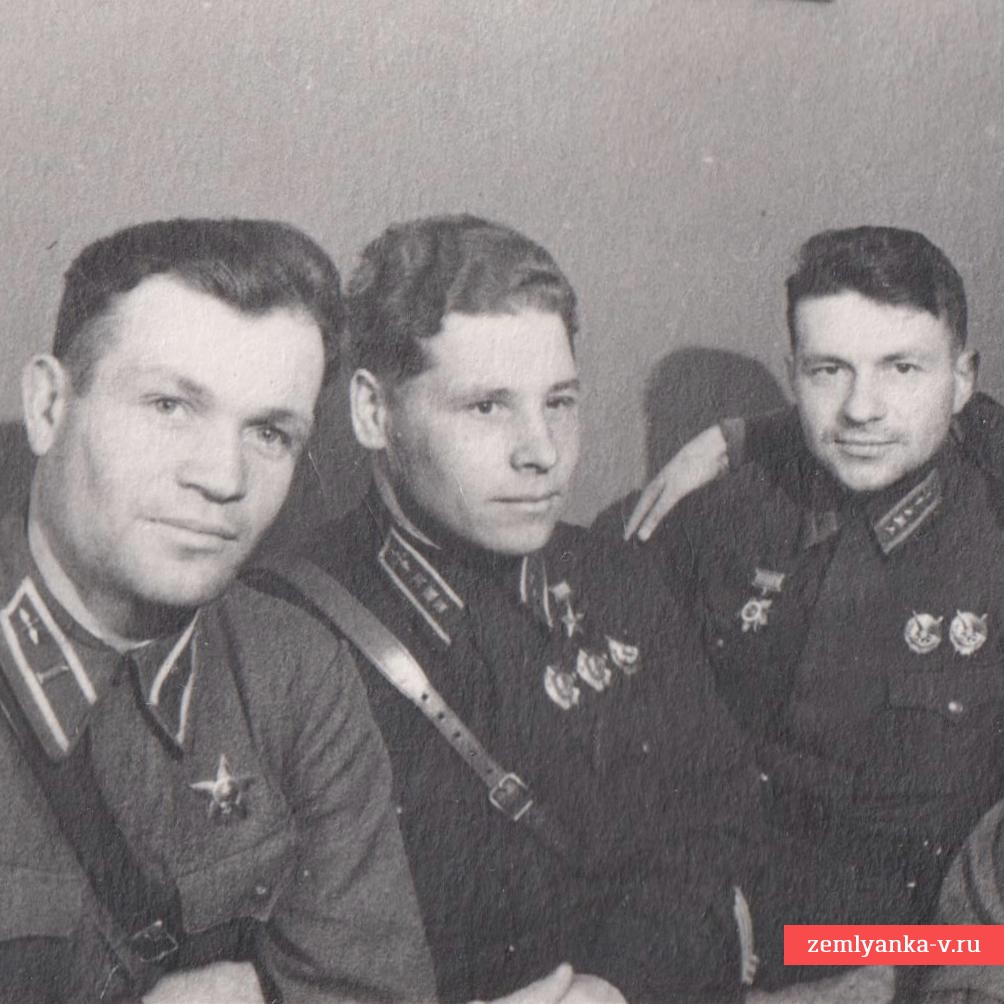 Фото Героя Советского союза А.Г. Хвостунова с товарищами